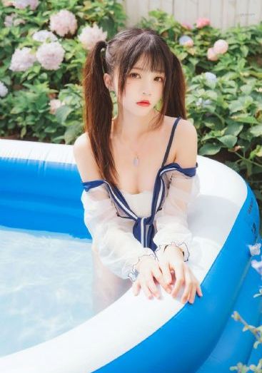 货车行驶中意外掉落超50头死猪